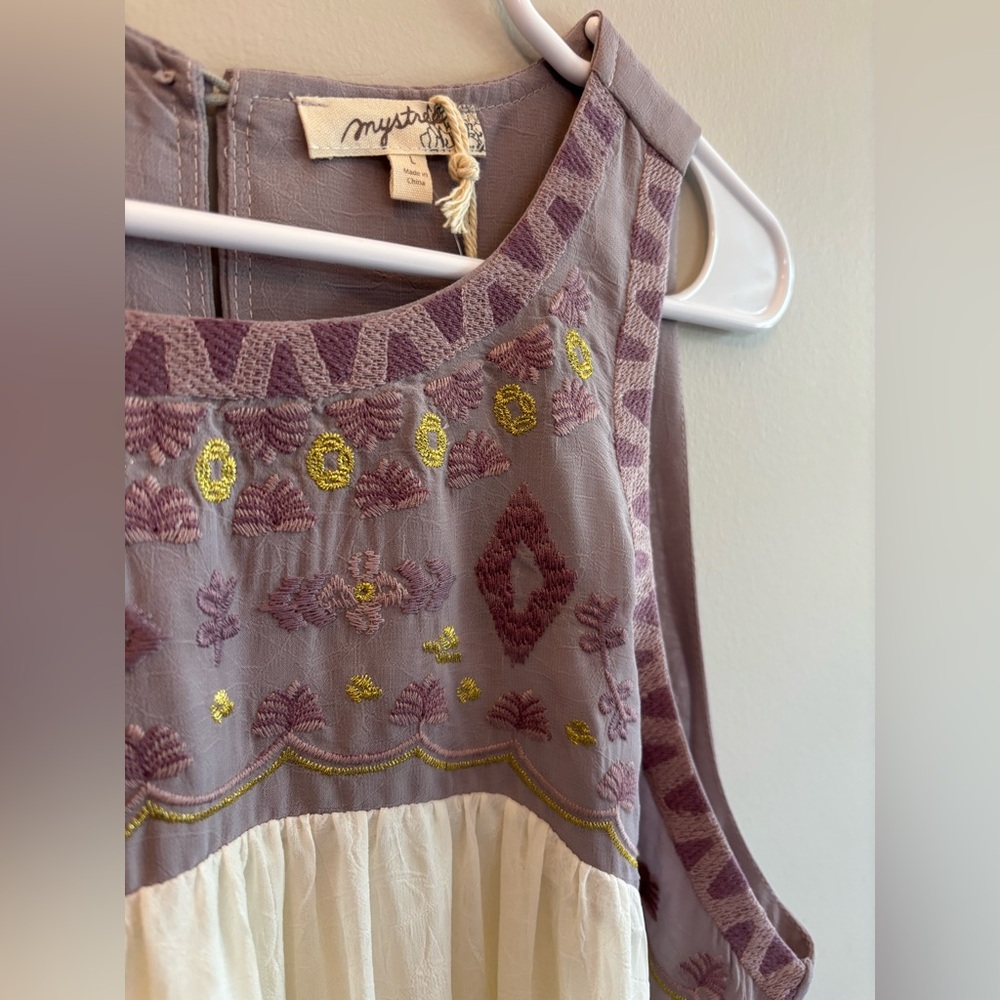 Mystree  Embroidered‎ Yoke Dress Crinkle Chiffon Cream Gold Lavender NWT Large - Picture 4 of 8
